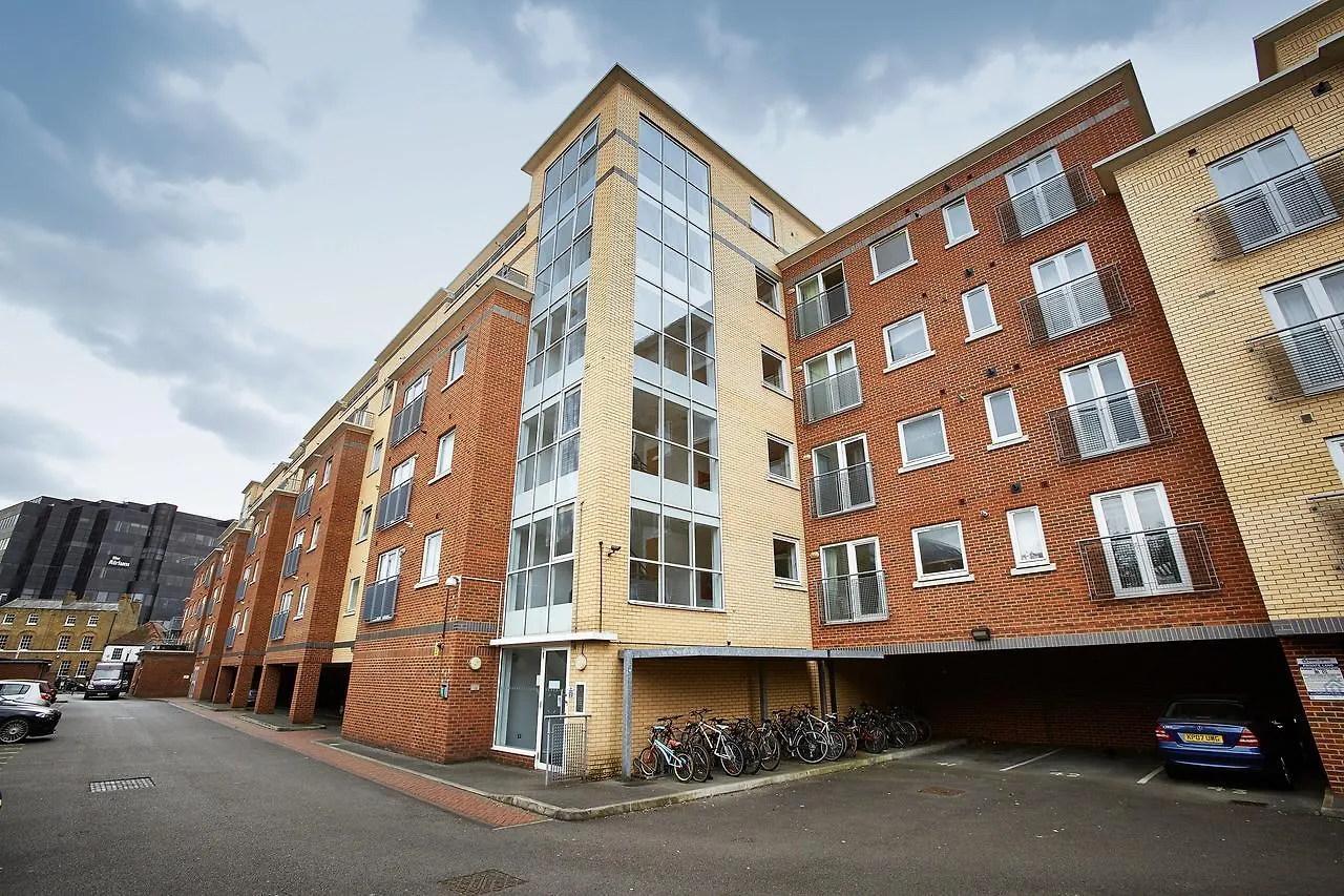 Riverbank Point By Flying Butler Apartment Uxbridge United Kingdom